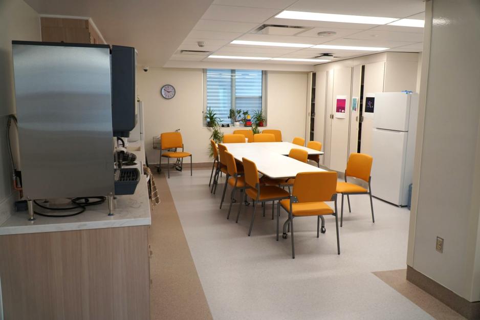 A kitchen space in the Child and Youth Mental Health Outpatient Unit on K4 in Michael Garron Hospital.